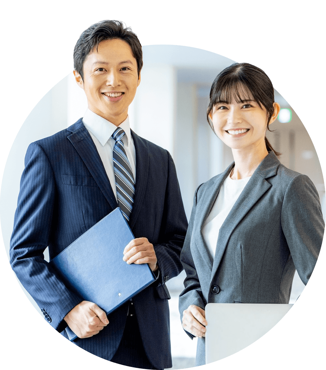 資料を持った男性と女性のビジネスパーソン